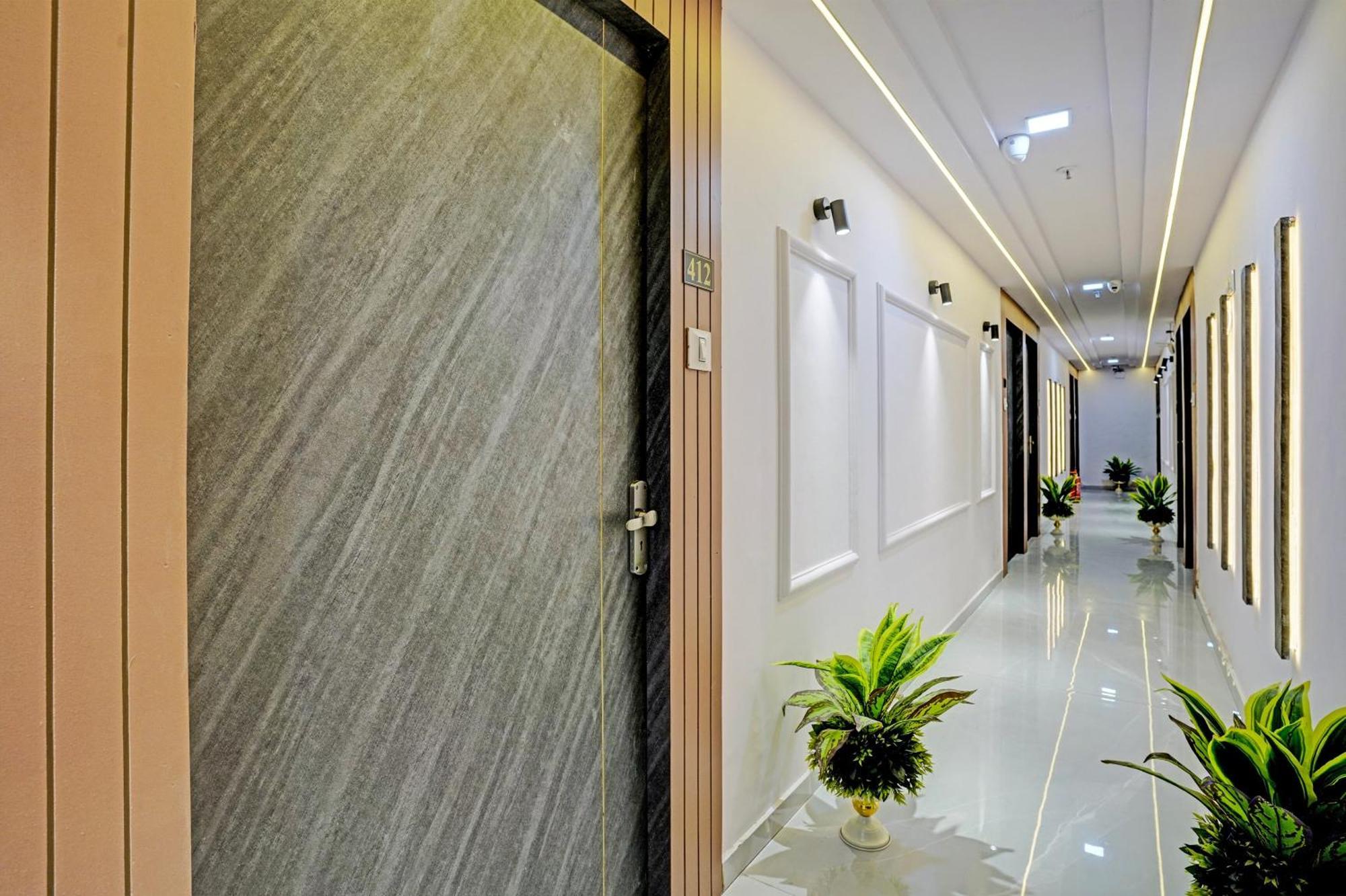 Hotel O Star Galaxy Surat Buitenkant foto