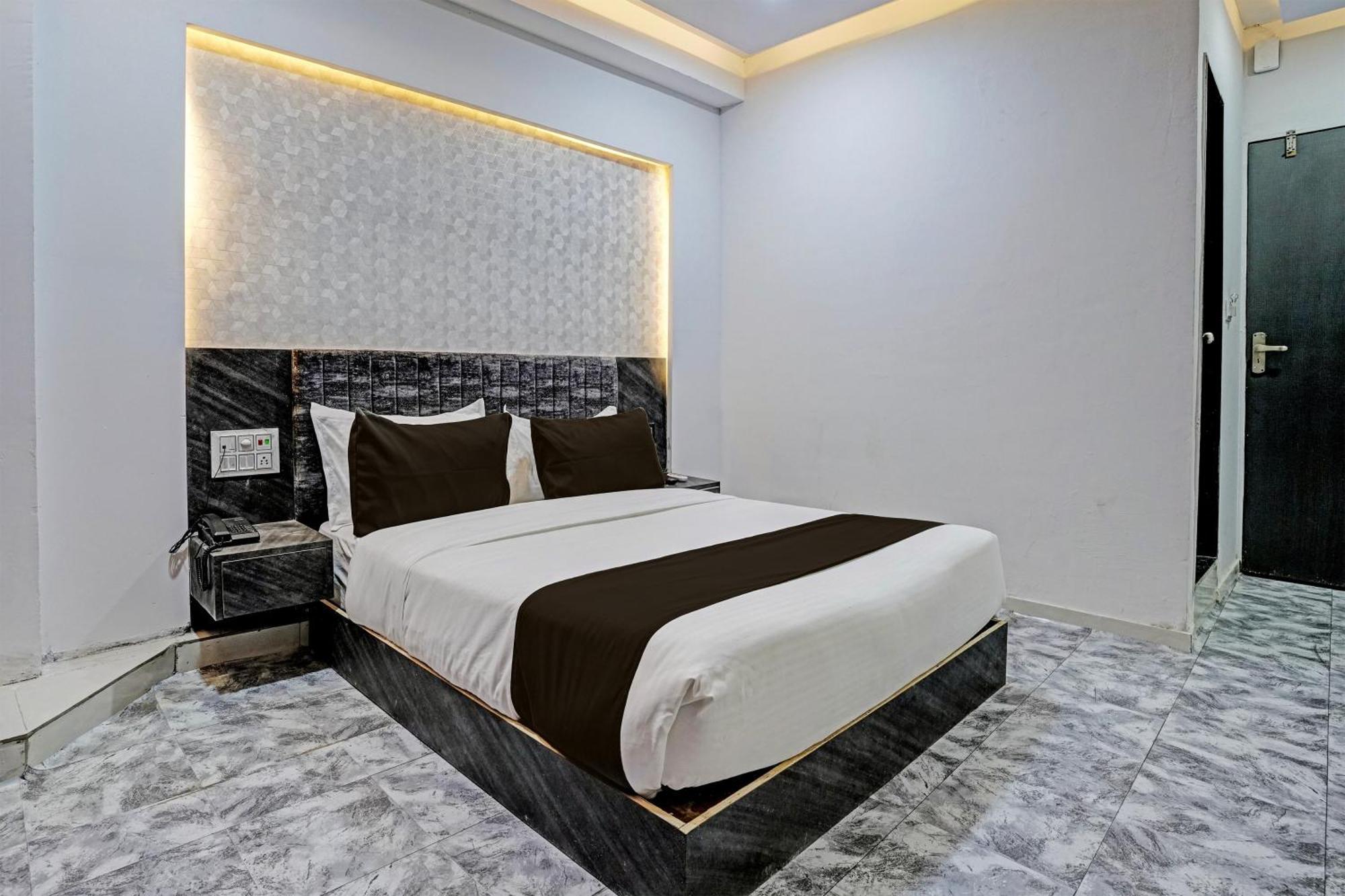 Hotel O Star Galaxy Surat Buitenkant foto