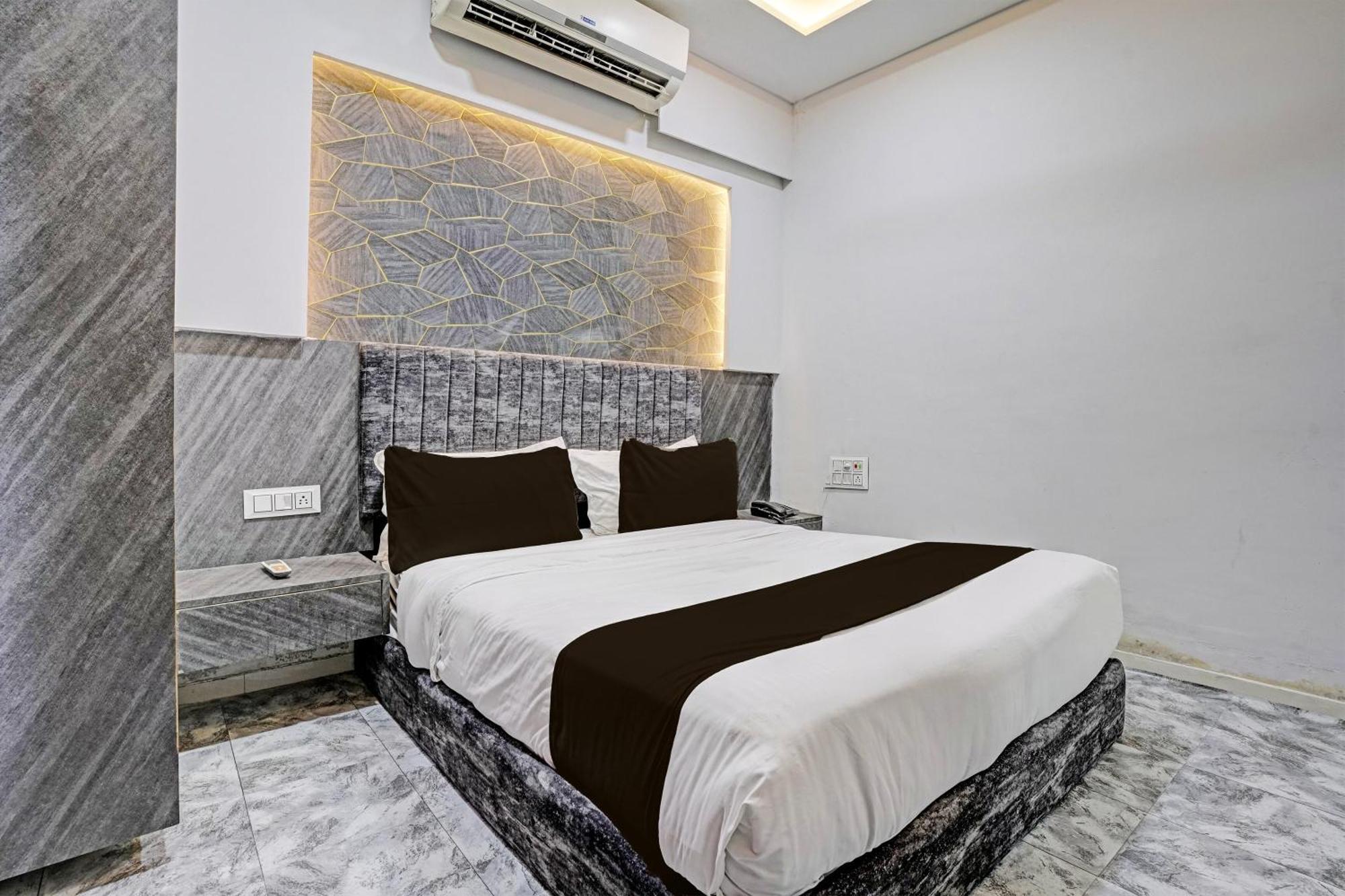 Hotel O Star Galaxy Surat Buitenkant foto